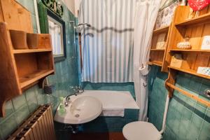 a bathroom with a sink and a toilet at Appartamento Casa 300 in Venice