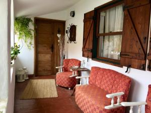 een woonkamer met 2 stoelen en een tafel bij La Casita de Las Palmas VV in Las Palmas de Gran Canaria