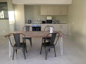 Η κουζίνα ή μικρή κουζίνα στο Klein Windhoek Garden flat +4 φωτογραφίες