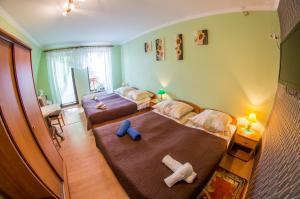 zwei Betten in einem Zimmer mit zwei Bären drauf in der Unterkunft Dom Goscinny TABU in Mikołajki