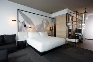 A bed or beds in a room at Hôtel Escad Quartier DIX30