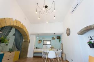 een keuken en eetkamer met een tafel en stoelen bij La Porta dei venti in Agrigento