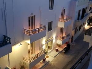 Una vista aérea de un edificio con luces. en Alpha Studios Naxos - Adults Only, en Naxos Chora