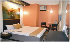 Un pat sau paturi într-o cameră la Eurotel Araneta Center Cubao