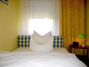 Postel nebo postele na pokoji v ubytování Hotel Neustadt