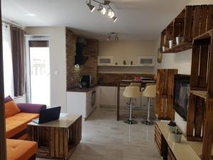 a living room with a couch and a kitchen at Apartament Country Centrum in Gorzów Wielkopolski