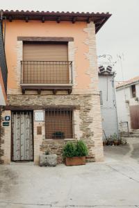 een gebouw met een balkon erboven bij Los Toneles in Puerto de Santa Cruz