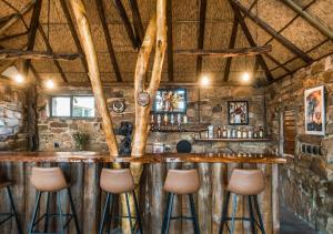 Zona de lounge sau bar la Ikwanitsha Lodge