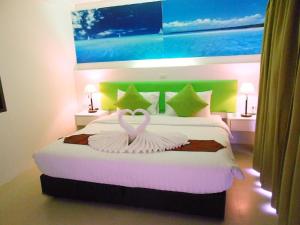 Postel nebo postele na pokoji v ubytování Armoni Patong Beach Hotel