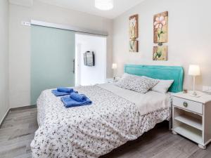 een slaapkamer met een bed met blauwe handdoeken bij Apartment Piscis by Interhome in Cañet de Mar
