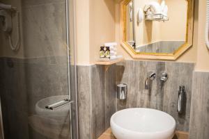 巴爾迪的住宿－Cà del grano，带淋浴、卫生间和盥洗盆的浴室