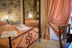 巴爾迪的住宿－Cà del grano，一间卧室配有两张床和镜子