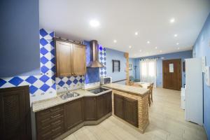 a kitchen with blue and white tiles on the wall at Los Toneles in Puerto de Santa Cruz