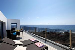 balcón con vistas al océano en Casa Esquina del Mar, en Guatiza