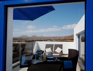 - Balcón con vistas, mesa y sillas en Casa Esquina del Mar, en Guatiza