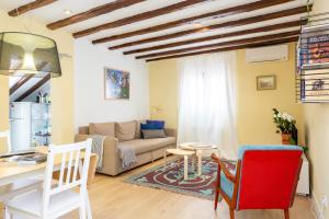 un soggiorno con un divano e un tavolo di Calidez en Malasaña - Nix a Madrid Altre 21 foto