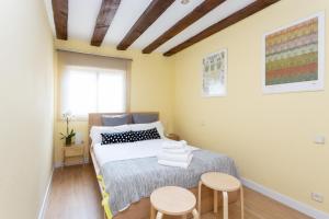 una piccola camera con un letto e due sedie di Calidez en Malasaña - Nix a Madrid