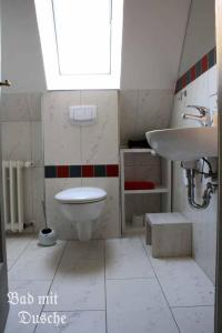シュトラールズントにあるRugia 2のバスルーム(トイレ、洗面台付)