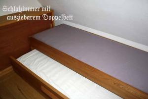 シュトラールズントにあるRugia 2の小さなベッド1台が備わる客室です。