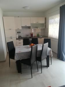 - une cuisine avec une table et des chaises dans la chambre dans l'établissement Valki, à Poreč