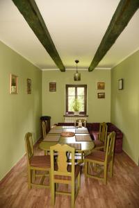 ห้องอาหารหรือที่รับประทานอาหารของ Dwor Trzesniow