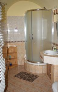 Ванна кімната в Dwor Trzesniow