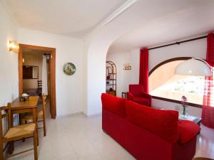 La CanutaにあるApartment Ondina 03のリビングルーム(赤いソファ、テーブル付)