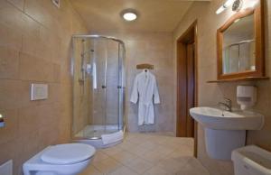 Koupelna v ubytování Hotel Dwór Karolówka + 37 fotografií
