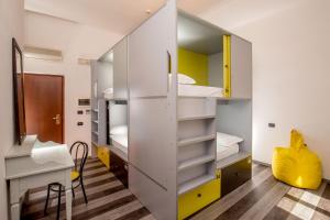 um quarto com beliches e uma secretária em Free Hostels Roma em Roma