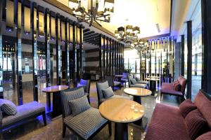 高雄的住宿－高雄國際星辰旅館，餐厅设有桌椅和窗户。