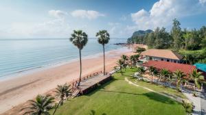 挽沙攀蓮的住宿－班賽通海灘度假酒店，享有海滩的空中景致,拥有房屋和棕榈树