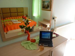 Habitación con escritorio y ordenador portátil. en Hotel White Rose Beach en Olympiakí Aktí