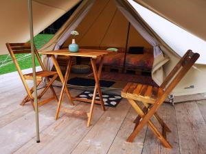 ラドヴリツァにあるECO River Campのテント内のテーブルと椅子(ベッド付) +37枚の写真