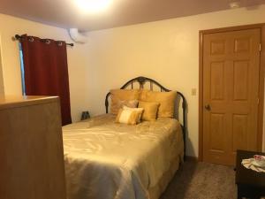 um quarto com uma cama com almofadas em Peaceful 3 bdrm Alaskan getaway em Wasilla