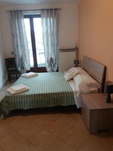 a bedroom with a bed and a window at campeggio internazionale del sole in Viverone