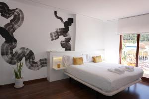1 dormitorio con cama y ventana grande en Mardenit Hotel Boutique, en Orba