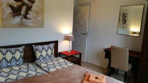 - une chambre avec un lit, un bureau et une chaise dans l'établissement Holiday apartment #103 on Walensee, à Unterterzen