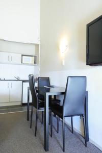 TV a/nebo společenská místnost v ubytování Airport Manor Inn