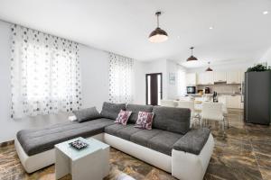 salon z kanapą i kuchnią w obiekcie Seaside Villa near Trogir - Poljica w Marinie