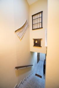 klatka schodowa w pokoju z oknem i klatką schodową w obiekcie Los Toneles w mieście Puerto de Santa Cruz