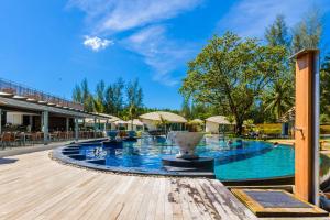 einen Pool in einem Resort mit einem Brunnen in der Unterkunft Mai Khaolak Beach Resort & Spa - TUIBLUE Mai Khaolak in Khao Lak