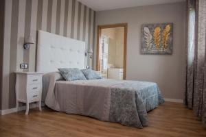 sypialnia z łóżkiem, komodą i lustrem w obiekcie O Vendaval Hostal Restaurante w mieście Barreiros