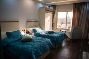 Tempat tidur dalam kamar di Hayat Pyramids View Hotel
