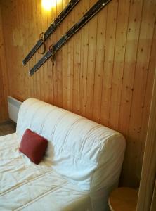 Bett mit rotem Kissen auf einem Zimmer in der Unterkunft Le Plein Soleil 2 510 in Orcières