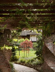 Garden sa labas ng Harvest Inn