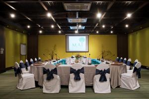 einen Konferenzraum mit einem Tisch mit Stühlen und einem Bildschirm in der Unterkunft Mai Khaolak Beach Resort & Spa - TUIBLUE Mai Khaolak in Khao Lak