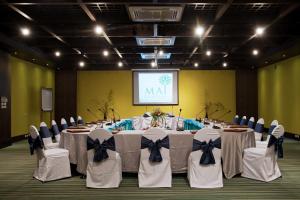 een vergaderzaal met een tafel met stoelen en een scherm bij Mai Khaolak Beach Resort & Spa - TUIBLUE Mai Khaolak in Khao Lak