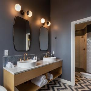 Koupelna v ubytování Atticus Hotel