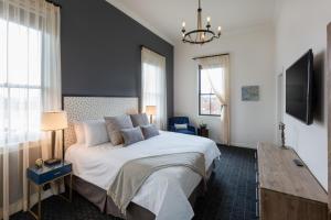 Postel nebo postele na pokoji v ubytování Atticus Hotel