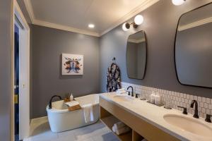 Koupelna v ubytování Atticus Hotel + 37 fotografií